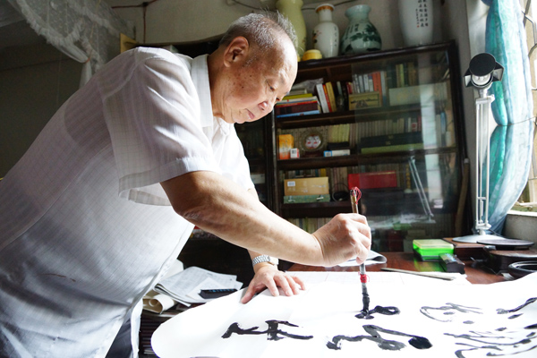 邓荣诗老师为同学们题字留念.JPG 邓荣诗老师为同学们题字留念.JPG