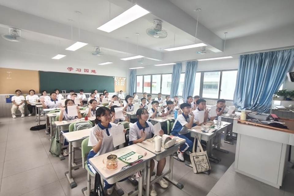 学生举纸张,与星蘅玥团队成员互动学习(周伊滢 摄)