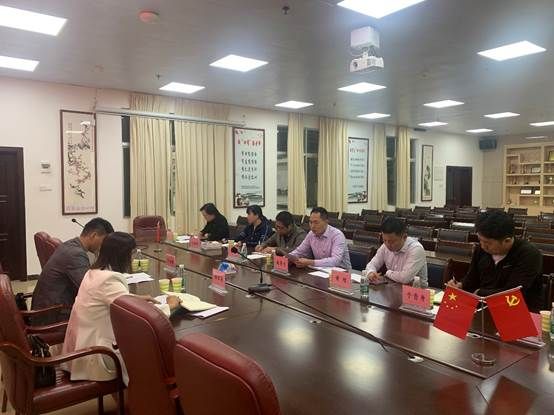 餐厅里的人们描述已自动生成