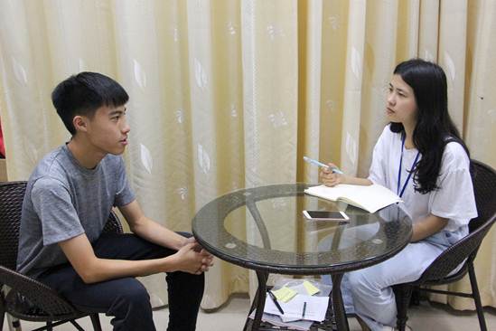 说明: 采访交流