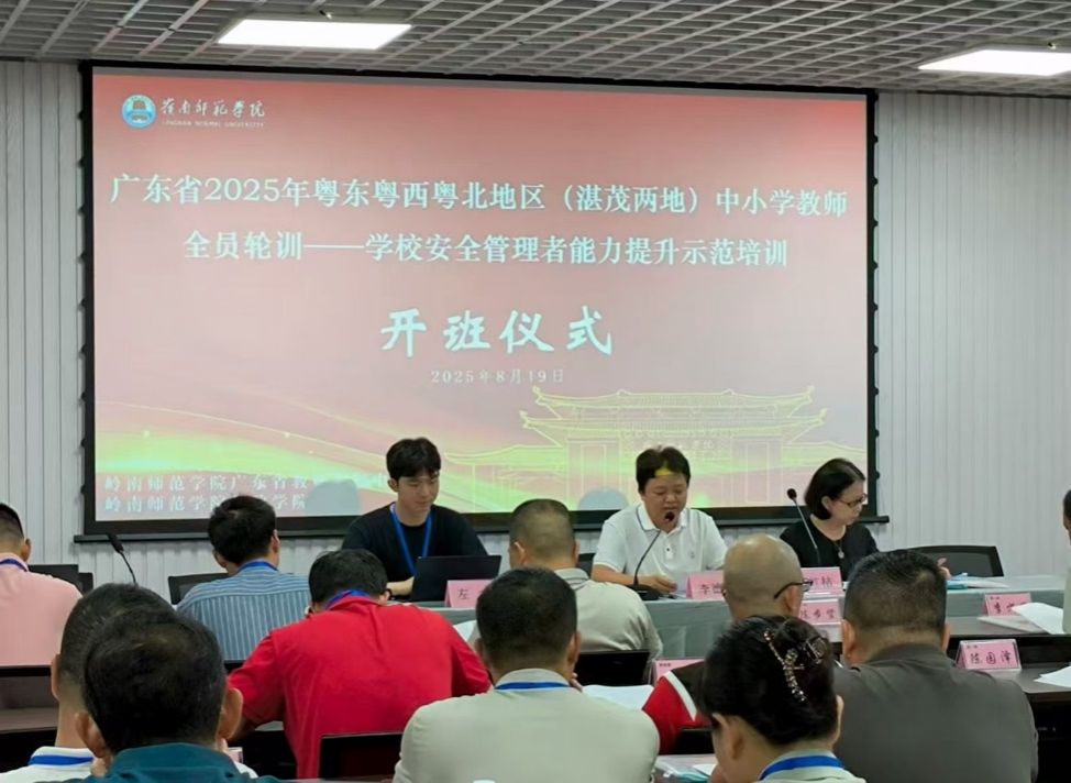 一群人在台上演讲AI 生成的内容可能不正确。