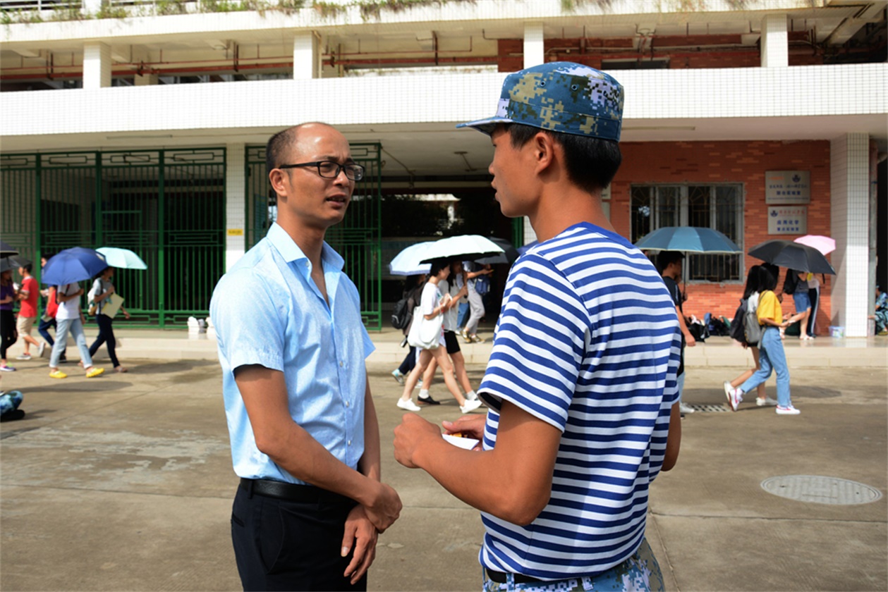 莫智明老师向教官了解军训工作情况.jpg
