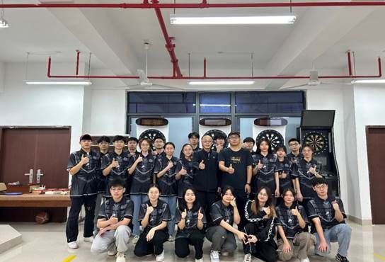 一群穿制服的人描述已自动生成