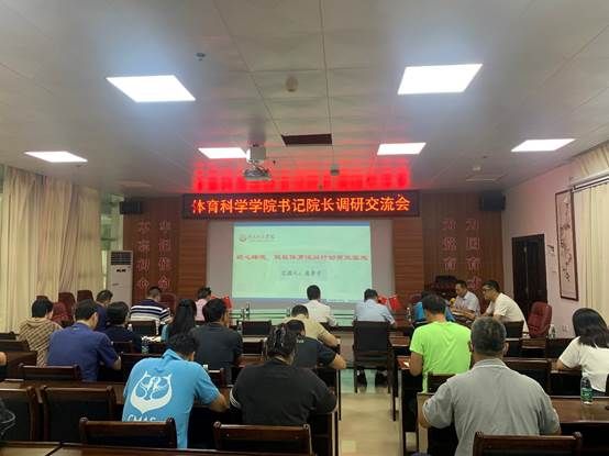 一群人在餐厅里描述已自动生成