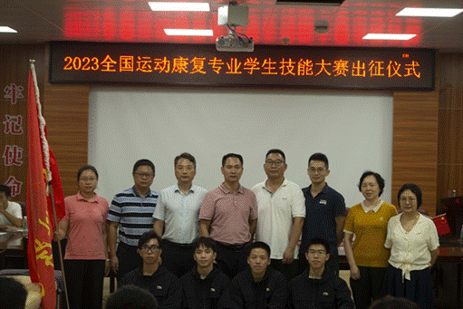 一群人站在一起合影描述已自动生成