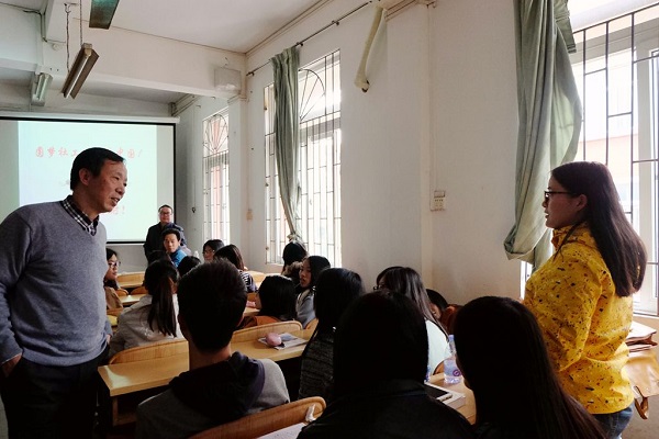 教授与学生互动