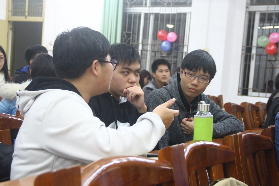 小组成员进行讨论