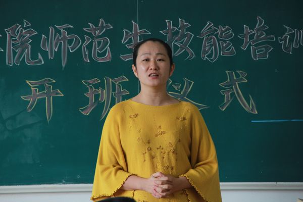 张妙龄老师讲话.jpg