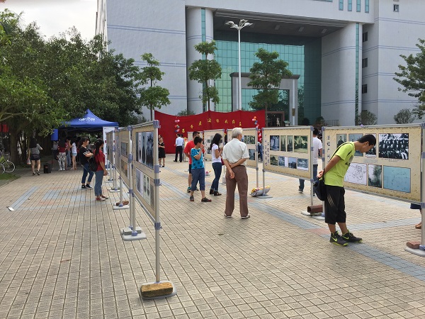 广大师生参观展览.jpg