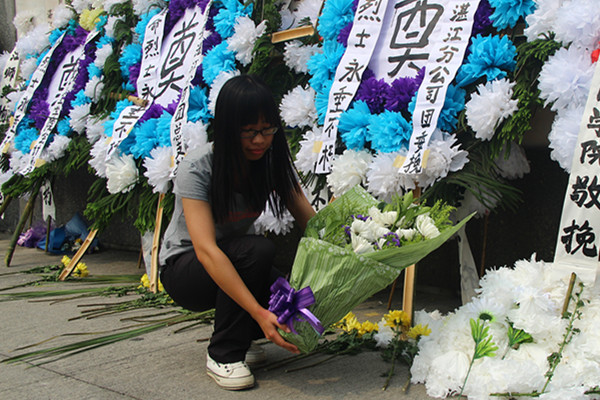 学生代表为烈士献花.jpg