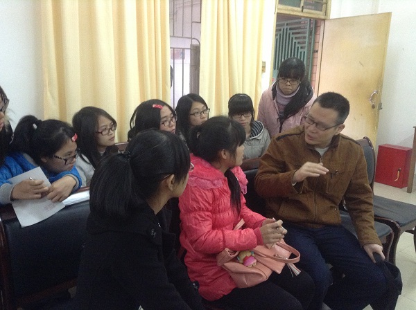 景东升老师与学生交流.JPG