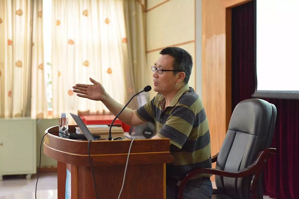景东升博士做讲座.jpg