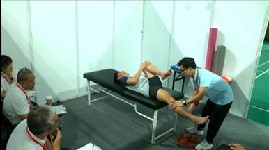 男人跳起来玩滑板中度可信度描述已自动生成