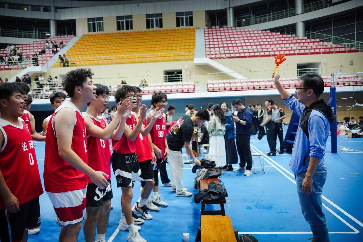 易贤书记现场为法政男篮加油