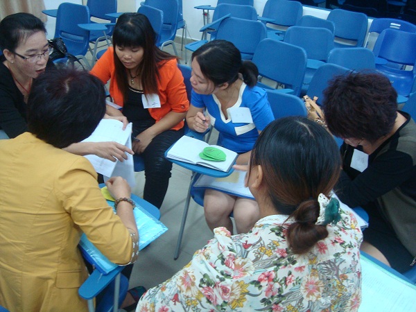 学员们在进行分组讨论.JPG