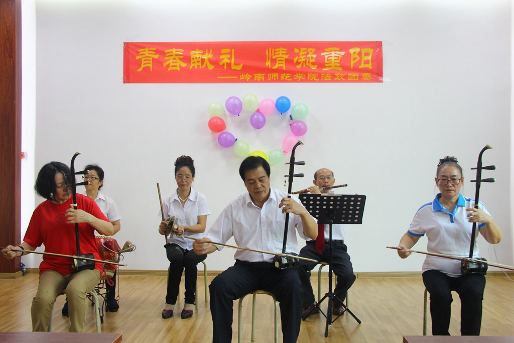 退休教师乐器演奏.jpg