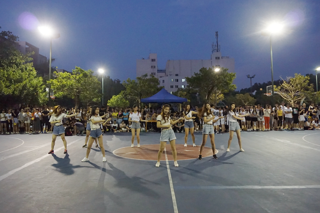 啦啦队表演.jpg