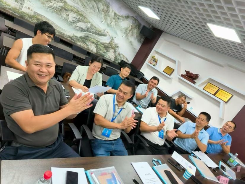 一群人在开会AI 生成的内容可能不正确。