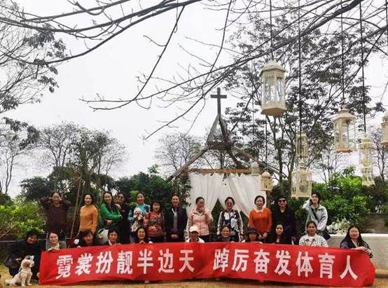 人们在街道上描述已自动生成