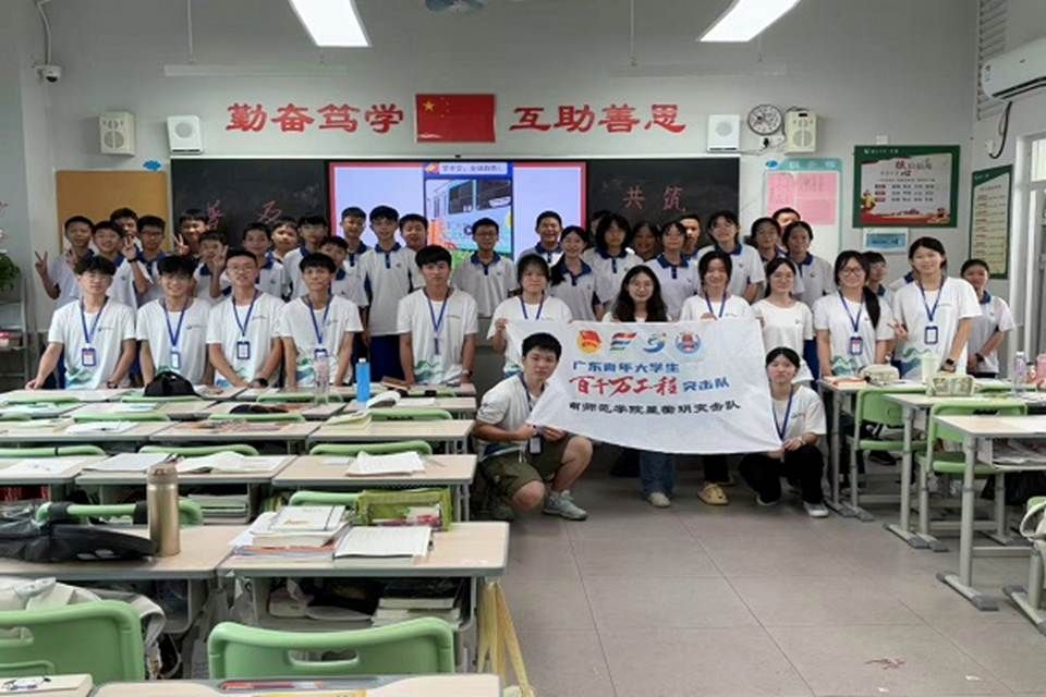 星蘅玥团队与学生合影留念(周伊滢 摄)