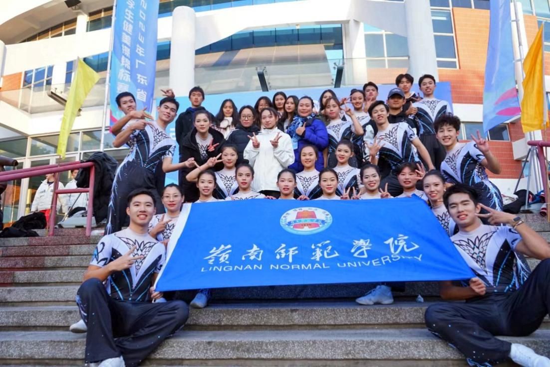 说明: D:\张家源\工作\招生宣传\2024年体科院招生宣传材料\2024年《报考指南》内容\三、活动照片与荣誉证书\学生参赛与荣誉照片\2023年广东省大学生健美操锦标赛团体总分第三名.jpg