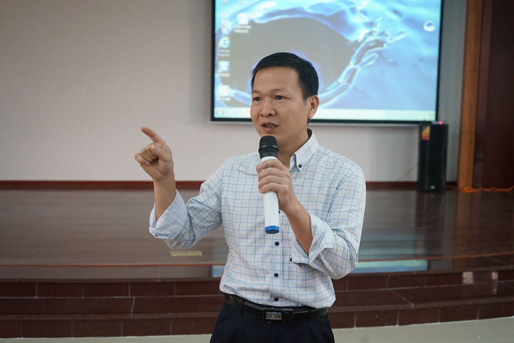 刘鑫淼教授讲课.jpg