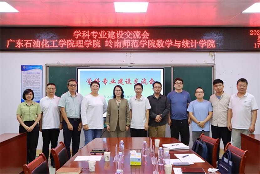 一群人站在桌子前合影 AI 生成的内容可能不正确。