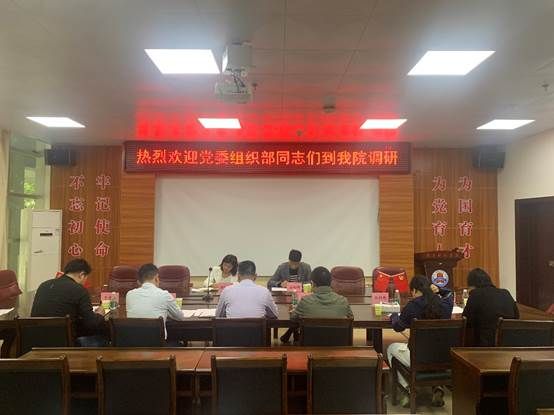 餐厅里的人们描述已自动生成