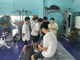 图片包含 人, 男人, 食物, 站描述已自动生成