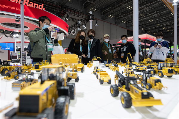 11月8日，观众在进博会技术装备展区参观。 新华社发