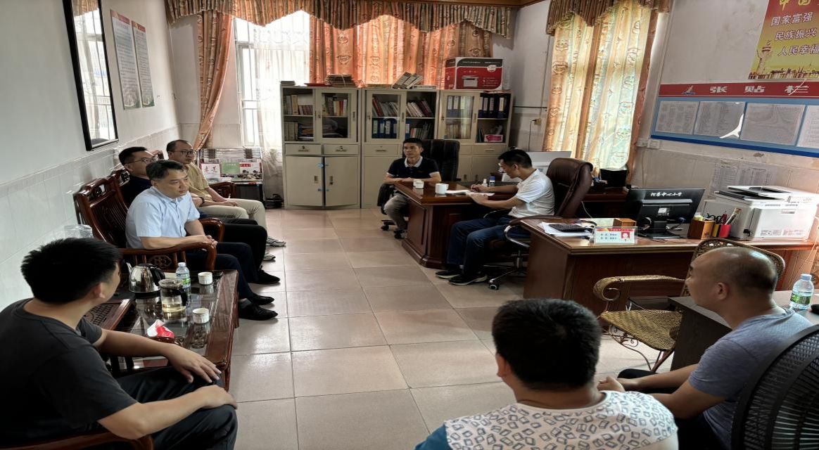 说明: 与体育科组教室研讨