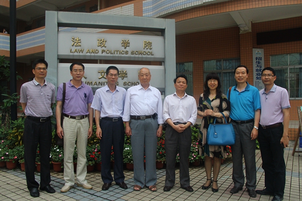 与校友们合影留念.jpg 与校友们合影留念.jpg