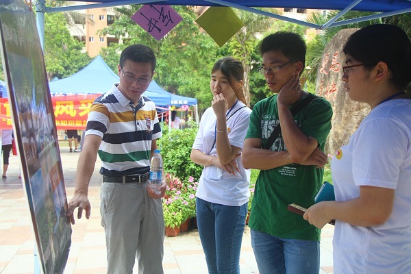 思政部龙山指导老师与队友交流.jpg