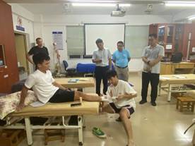 人们在房间里中度可信度描述已自动生成