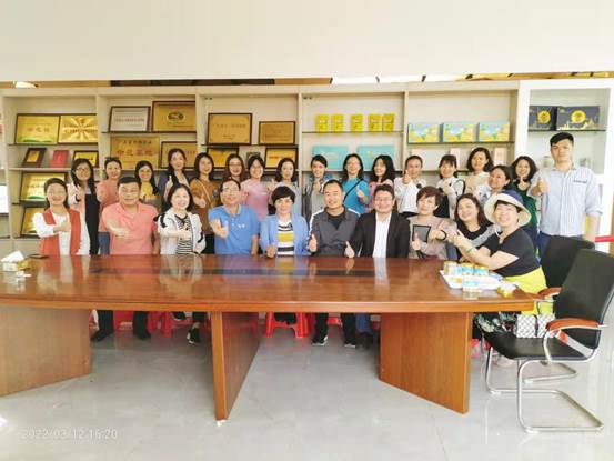 说明: 合作社合影