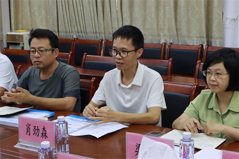 一群人坐在桌子前 AI 生成的内容可能不正确。