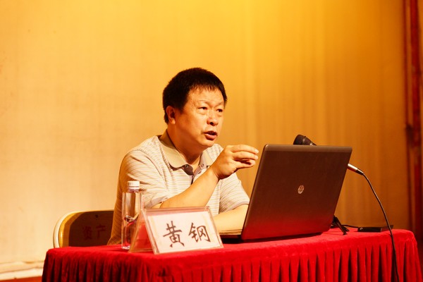 黄钢副书记授课.jpg