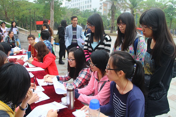 学生向干部咨询.JPG 学生向干部咨询.JPG