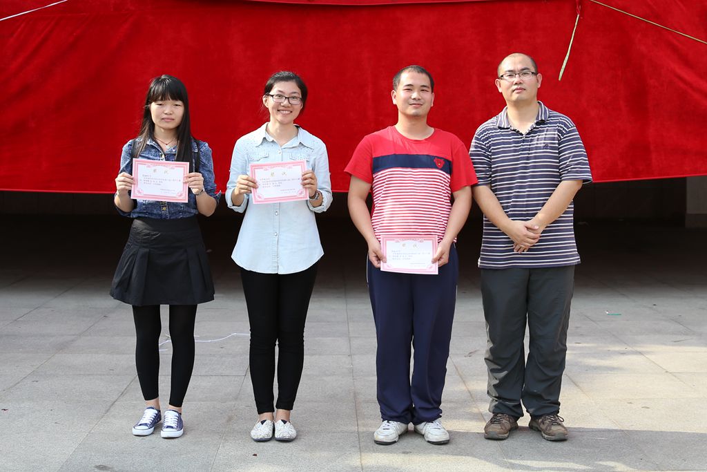 何一明老师为获奖选手颁奖.jpg