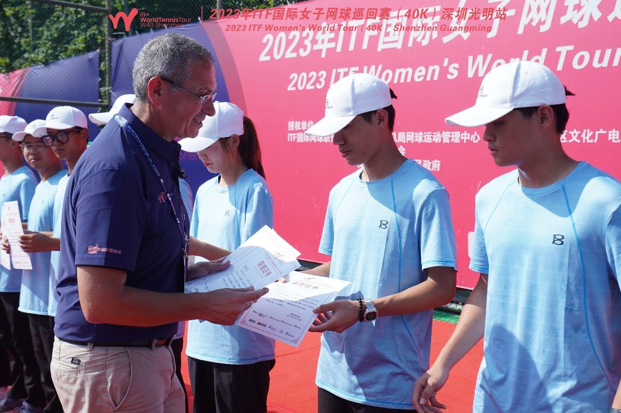 一群人正在聊天中度可信度描述已自动生成