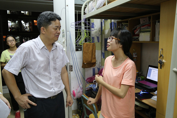 李德深副书记与同学亲切交谈