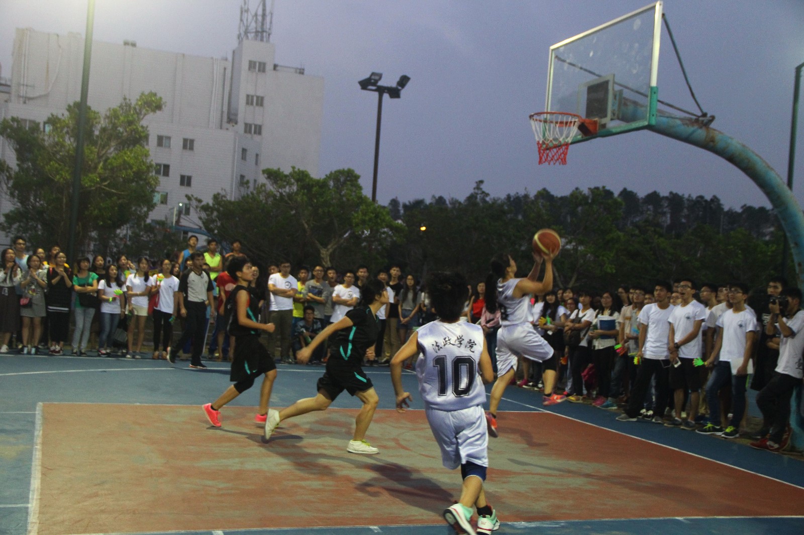 队员投篮.jpg