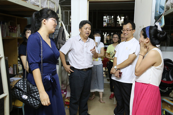 李徳深副书记与辅导员们走访宿舍