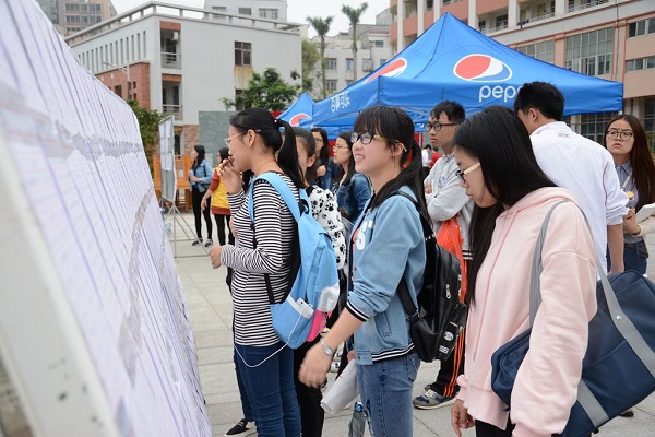 观众欣赏书法作品