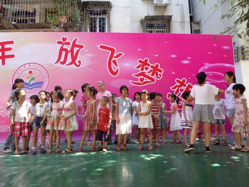 “星光宝贝秀秀秀“中工作人员与小朋友的欢乐互动