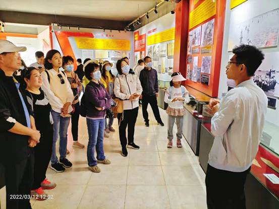 说明: 讲解解放海南岛历史