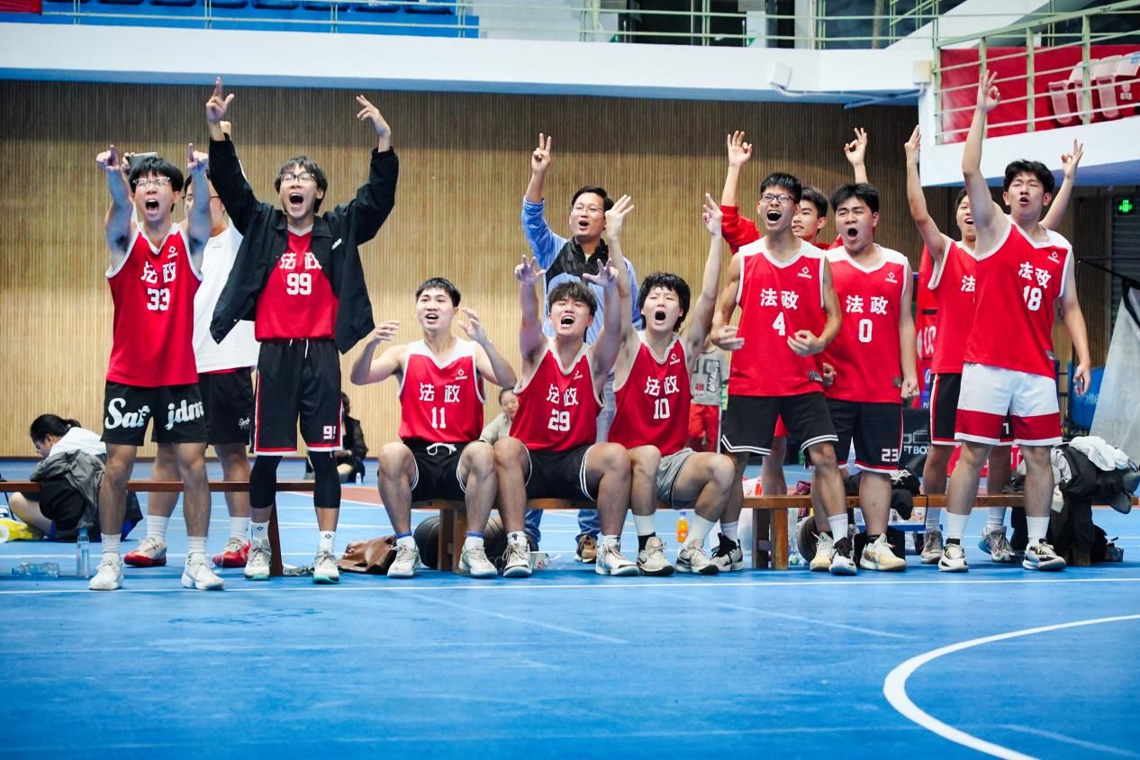 台下为球员们加油