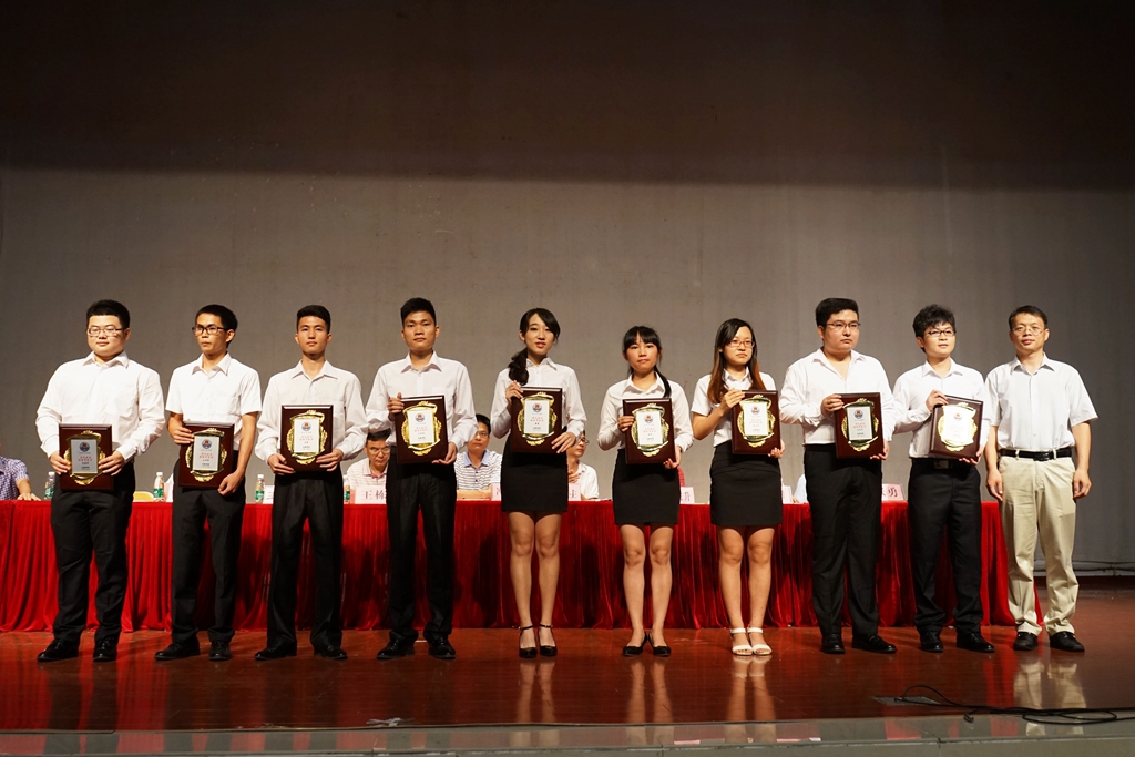 获奖学生上台领奖.jpg