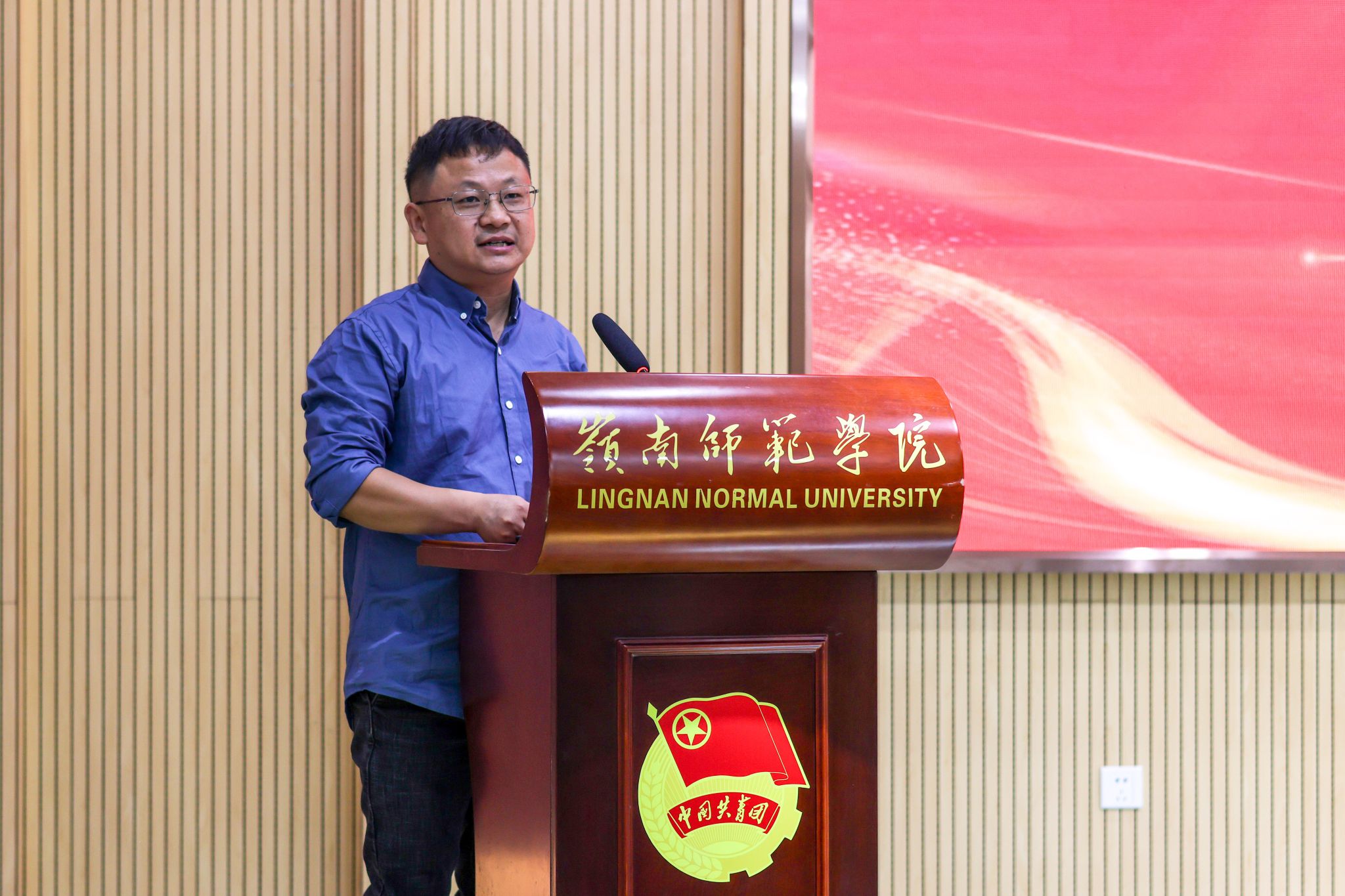 教务处副处长夏加亮作点评（张雅馨 摄）.jpg