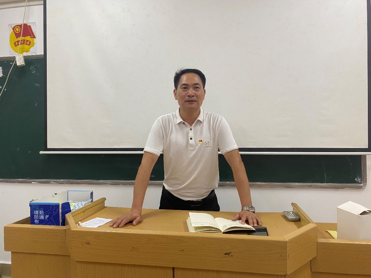 说明: 男人站在桌子上描述已自动生成